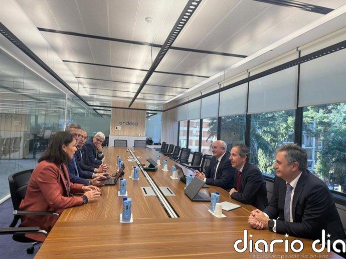 La secretaria general de Medio Ambiente de la Junta conoce la gestión de la red eléctrica en una visita a Endesa