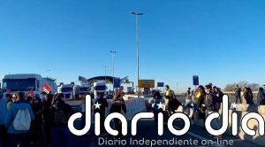 La segunda jornada de huelga de docentes corta los accesos del Port de Tarragona por la A-27