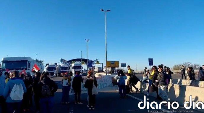 La segunda jornada de huelga de docentes corta los accesos del Port de Tarragona por la A-27