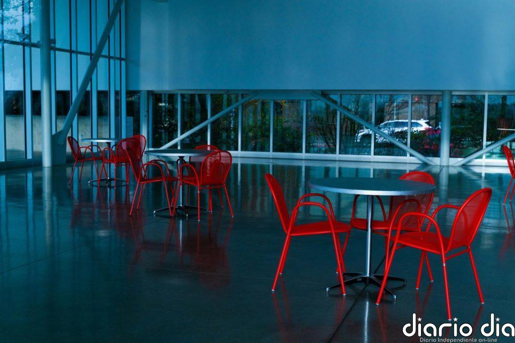 La teoría del rojo inesperado: cómo evitar interiores aburridos y crear un espacio con estilo