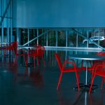 La teoría del rojo inesperado: cómo evitar interiores aburridos y crear un espacio con estilo