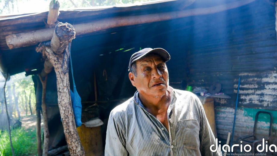 Nicolás Gómez tiene que caminar dos horas, como muchas otras personas del Corredor Seco Centroamericano, para obtener agua de un río, cuando su tanque de captación se acaba, en la época seca, en Los Magueyes, un asentamiento rural, del municipio de San Luis Jilotepeque, en el este de Guatemala. Imagen: Edgardo Ayala / IPS