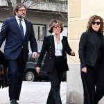 La viuda y los hijos de Fernando Ónega, Sonsoles, Cristina y Fernando, devastados en su último adiós