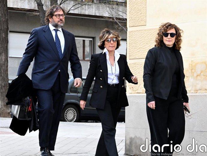 La viuda y los hijos de Fernando Ónega, Sonsoles, Cristina y Fernando, devastados en su último adiós