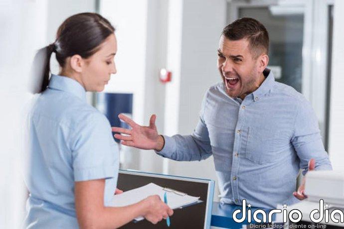 Las agresiones a médicos en España alcanzan en 2025 su cifra más alta: 879 casos