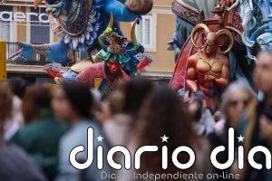 Las fallas emergen en una 'plantà' que llama a la paz con ingenio, sátira y color