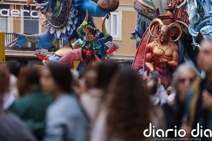 Las fallas emergen en una 'plantà' que llama a la paz con ingenio, sátira y color