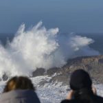 Las olas, el viento y la nieve ponen en aviso a cinco CCAA, con A Coruña en nivel naranja por oleaje