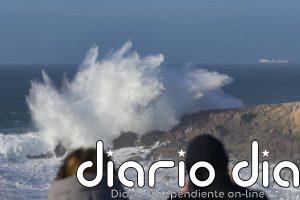 Las olas, el viento y la nieve ponen en aviso a cinco CCAA, con A Coruña en nivel naranja por oleaje