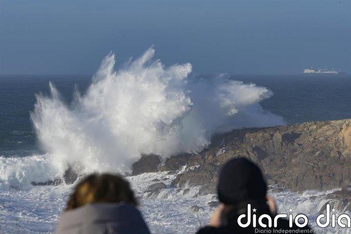 Las olas, el viento y la nieve ponen en aviso a cinco CCAA, con A Coruña en nivel naranja por oleaje