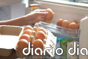 Lavar los huevos antes de guardarlos puede ser peligroso porque elimina su capa protectora