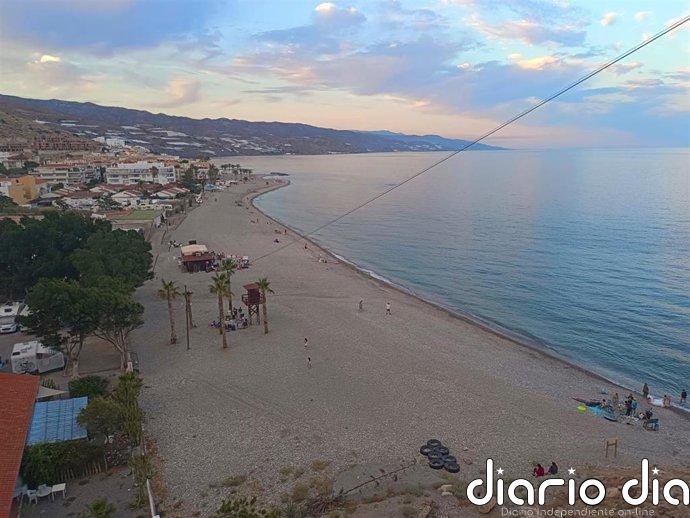 Localizan tres cadáveres en el mar tras desembarcar una patera con 17 personas en la costa granadina
