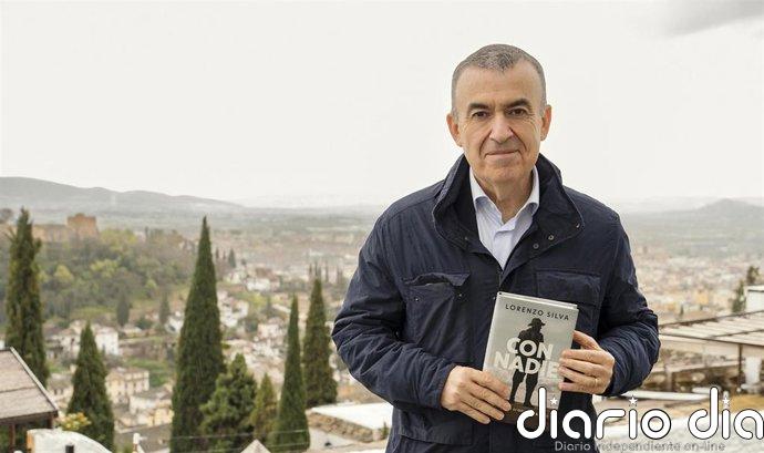 Lorenzo Silva publica 'Con nadie' y respalda al Rey sobre la Conquista: No faltó a la verdad en nada"
