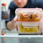 Los 3 "pecados capitales" que cometes con las sobras: ni directas a la nevera ni horas fuera, este el tiempo clave