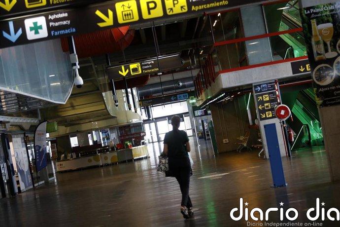 Los aeropuertos canarios registran este domingo ocho desvíos y una cancelación por la borrasca 'Therese'