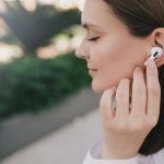 Los auriculares están dañando el oído de los jóvenes: la sordera que empieza sin que te des cuenta