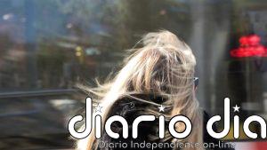 Los avisos por fuertes rachas de viento continuarán este lunes en ocho CCAA, con aumentos notables de la temperatura