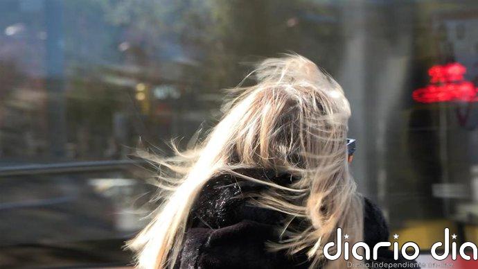 Los avisos por fuertes rachas de viento continuarán este lunes en ocho CCAA, con aumentos notables de la temperatura