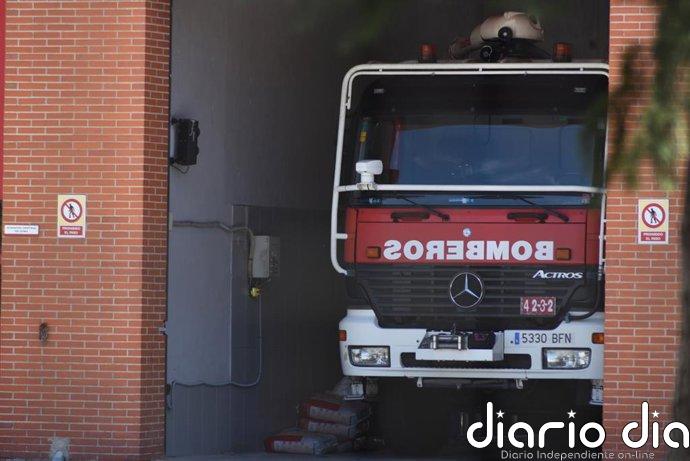 Los bomberos actúan en un incendio en un chalé de Son Cabrises (Menorca)