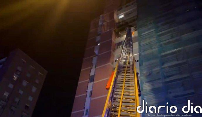 Los bomberos rescatan a una mujer de 80 años de un incendio en su vivienda en Ciudad Lineal