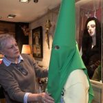 Los cofrades apuran las últimas compras y arreglos para tener todo a punto para Semana Santa