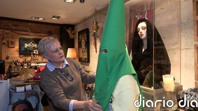 Los cofrades apuran las últimas compras y arreglos para tener todo a punto para Semana Santa