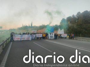 Los docentes cortan la A-2 y la C-55 en Abrera y 4 tramos de la Ronda de Dalt de Barcelona