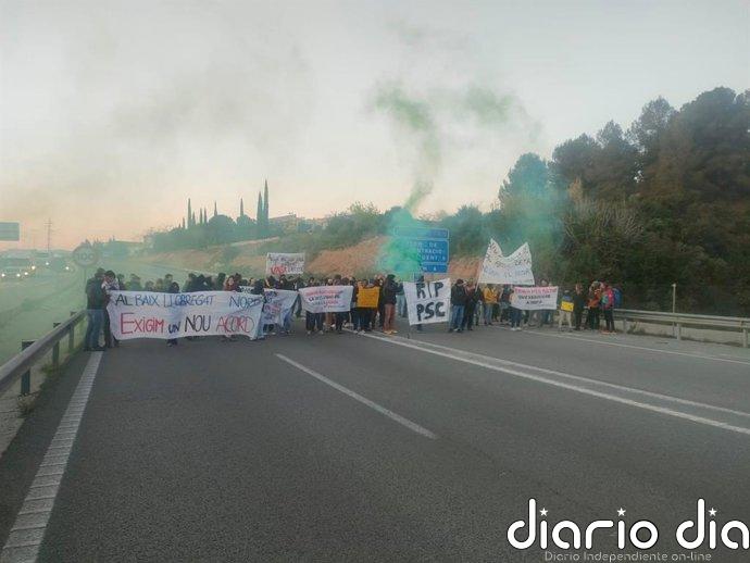 Los docentes cortan la A-2 y la C-55 en Abrera y 4 tramos de la Ronda de Dalt de Barcelona