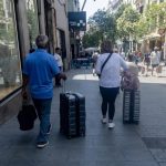 Los españoles realizaron 175,7 millones de viajes en 2025, un 4,7% menos, pero gastaron un 2,6% más