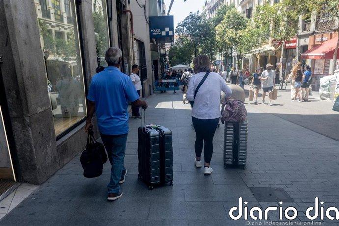 Los españoles realizaron 175,7 millones de viajes en 2025, un 4,7% menos, pero gastaron un 2,6% más