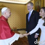 Los Reyes se reúnen con León XIV y le regalan una manta de lana merina y un facsímil del libro de horas de Felipe II