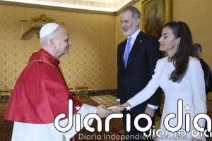 Los Reyes se reúnen con León XIV y le regalan una manta de lana merina y un facsímil del libro de horas de Felipe II