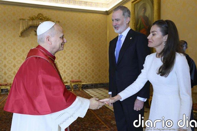 Los Reyes se reúnen con León XIV y le regalan una manta de lana merina y un facsímil del libro de horas de Felipe II