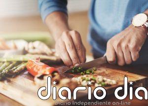 ¿Madera o plástico? El error con tu tabla de cortar que abre la puerta a salmonela y E.coli