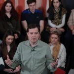 Mañueco quiere dejar a los jóvenes "el mejor legado", una educación que les haga "libres", lejos del "adoctrinamiento"