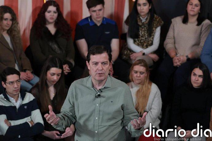 Mañueco quiere dejar a los jóvenes "el mejor legado", una educación que les haga "libres", lejos del "adoctrinamiento"