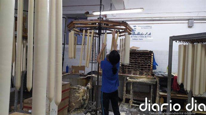 Más de 100.000 kilos de velas salen desde Andújar (Jaén) para iluminar procesiones y cultos de Semana Santa en España