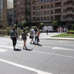 Más del 83% de los españoles piden sancionar a peatones que cruzan utilizando el móvil, según un estudio