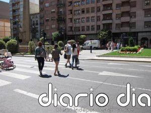 Más del 83% de los españoles piden sancionar a peatones que cruzan utilizando el móvil, según un estudio