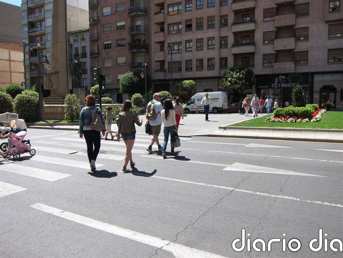 Más del 83% de los españoles piden sancionar a peatones que cruzan utilizando el móvil, según un estudio