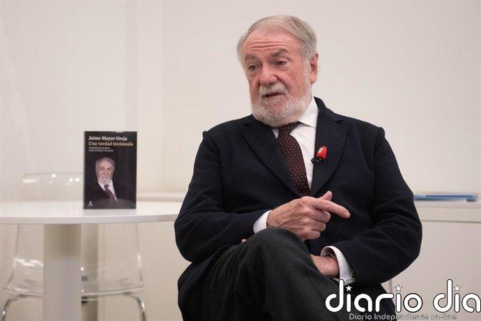 Mayor Oreja urge a PP-Vox a armar una "alternativa al Frente Popular": "UCD rechazó el pacto con Fraga y desaparecimos"