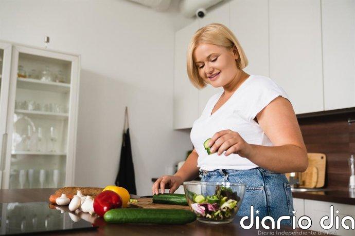 Menos variedad, más kilos perdidos: la ciencia que cuestiona el consejo clásico de “comer de todo” para adelgazar