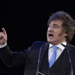 Milei señala que la migración descontrolada "desarticula el orden social" durante su visita a Hungría