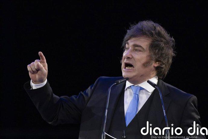 Milei señala que la migración descontrolada "desarticula el orden social" durante su visita a Hungría