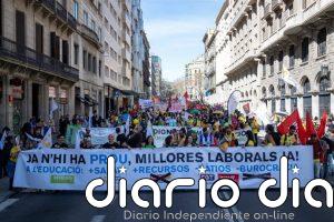 Miles de docentes se manifiestan en Barcelona para pedir mejoras laborales