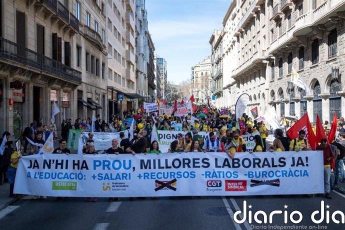 Miles de docentes se manifiestan en Barcelona para pedir mejoras laborales