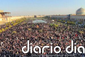 Miles de iraníes toman las calles para llorar al ayatolá Jamenei