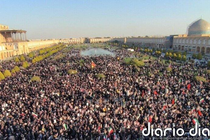 Miles de iraníes toman las calles para llorar al ayatolá Jamenei