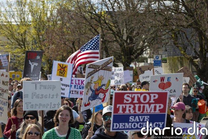 Miles de manifestantes protestan contra Trump y la guerra en ciudades de EEUU