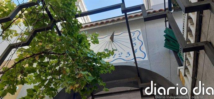 Moscardó, el barrio de Madrid que mide el tiempo sin adelantar la hora en sus 17 relojes de sol